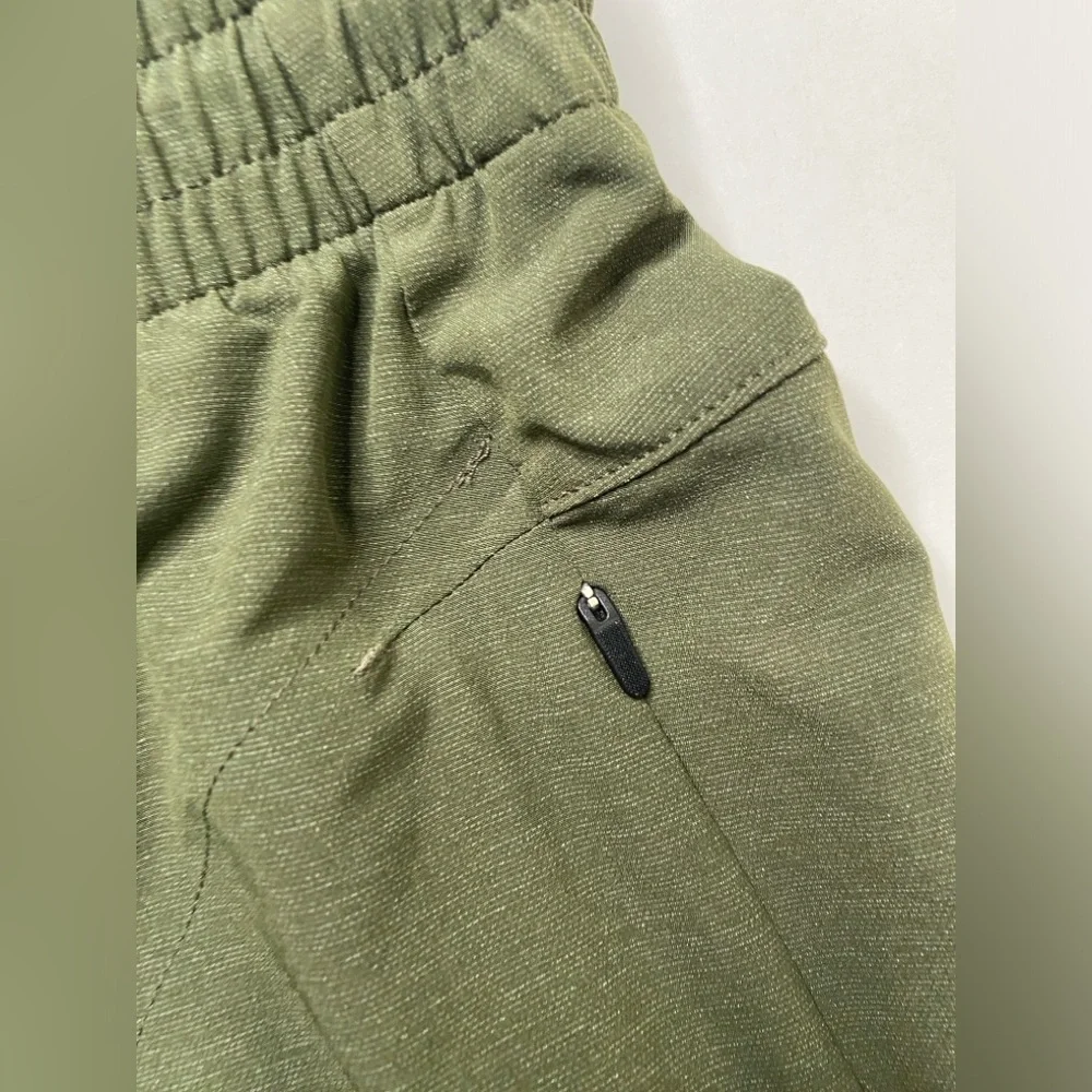 VRST Men's 8” green shorts SIZE small men NWT